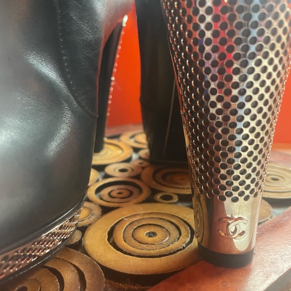 CHANEL calfskin ankle boots. - Picture 7 of 7